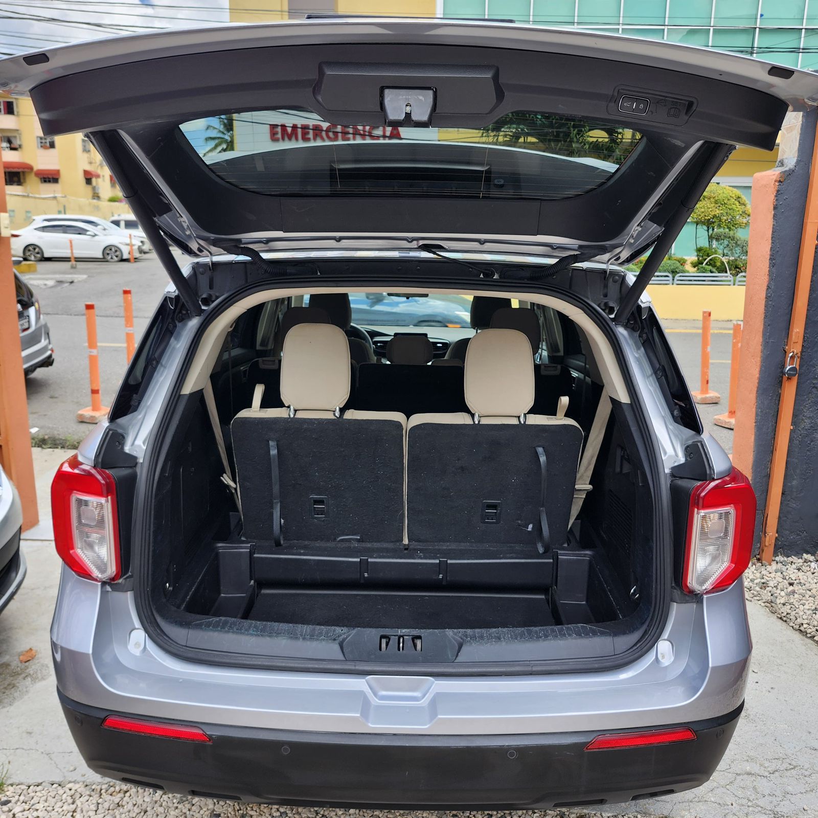 ford-explorer-xlt-2021-01